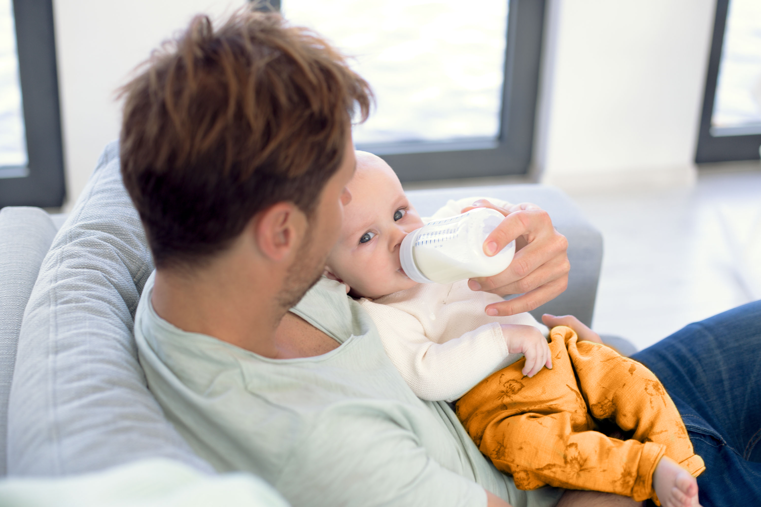 Tatínek krmí lahvičkou