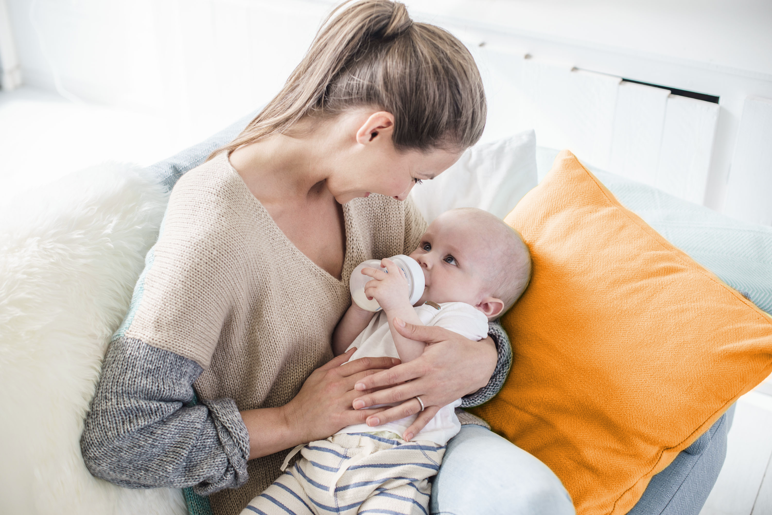 Maminka krmí miminko lahvičkou